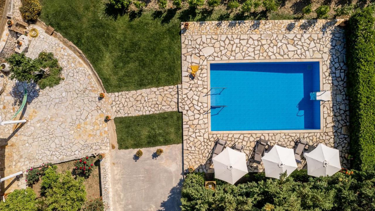 Villa In Pietra Kalamaras Makhairádhon Exterior foto
